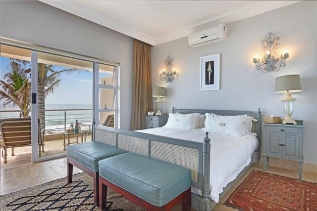Sea-view bedroom with doors to the balcony