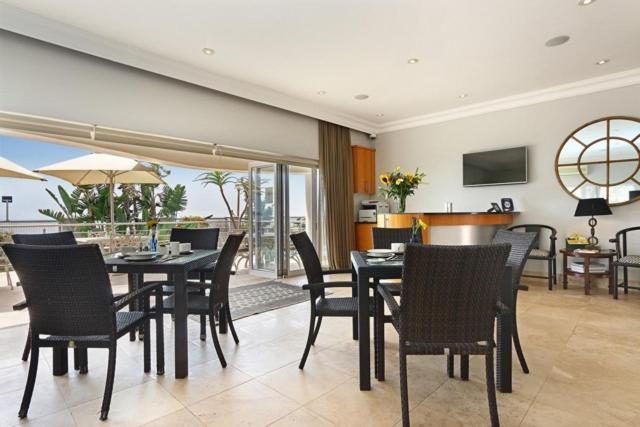 Dining room opening onto the terrace