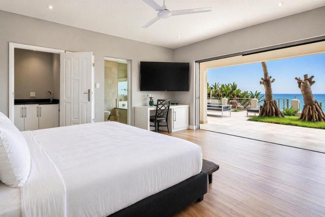Bedroom opening onto the garden and sea