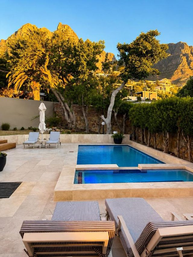 Vetho Villa Camps Bay: Pool with the mountains behind