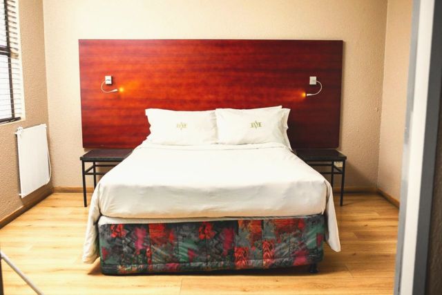 Bedroom with a double bed and bedside lamps